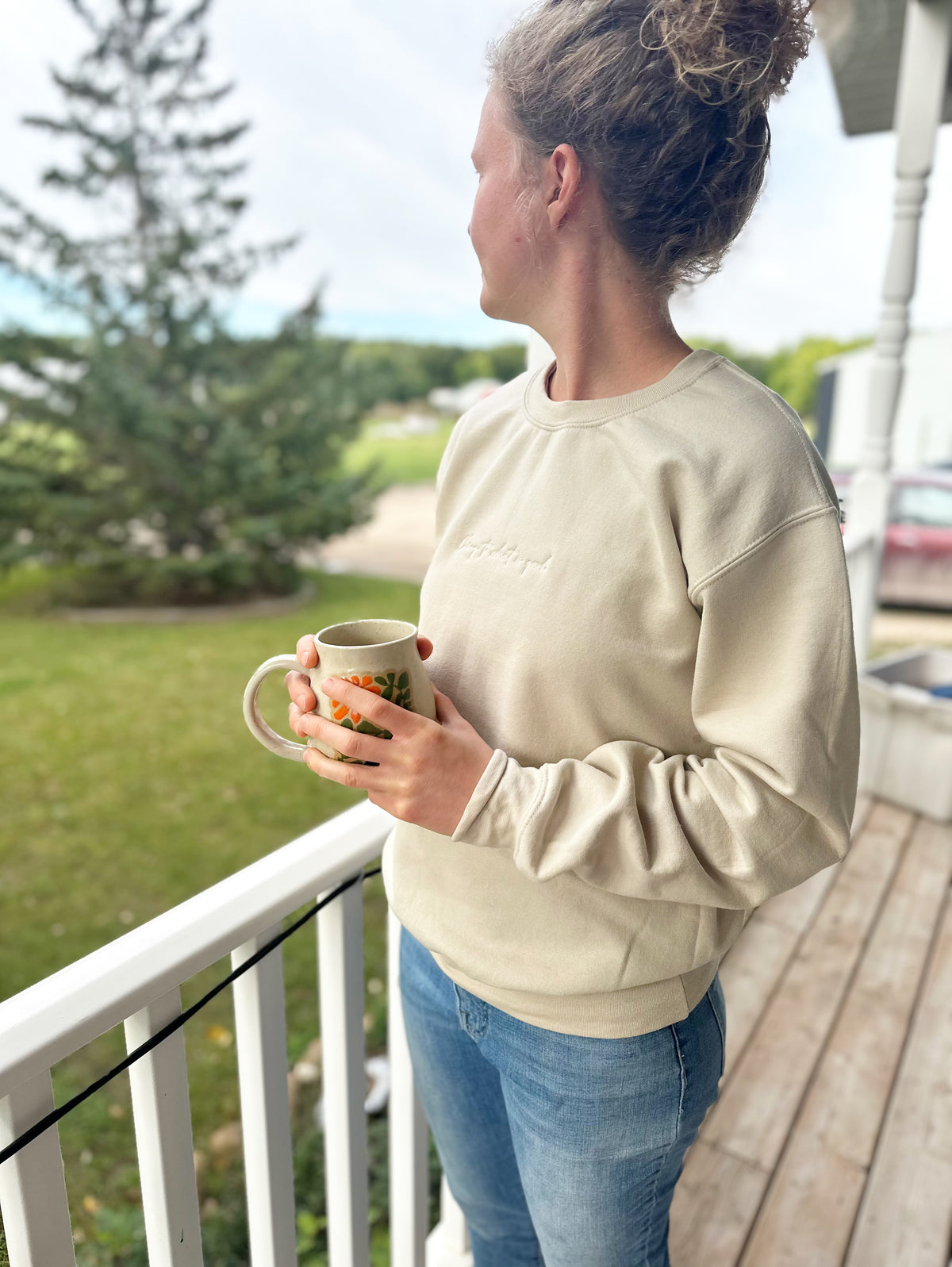 Embroidered Cling to what is good | crewneck